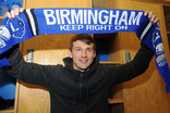 Robert Tesche mit Fanschal von Birmingham City