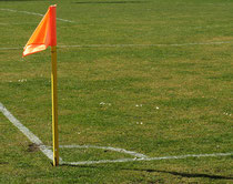 Eine Eckfahne auf einem Fußballplatz