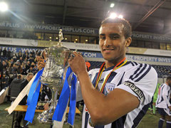 James Hurst mit Pokal