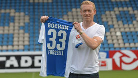 Mikael Forssell showing the jersey of VfL Bochum