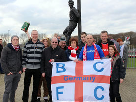 Fußballfans vor dem Toni Turek-Denkmal in Düsseldorf.