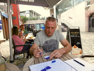 Am Ende des Interviews gab es noch eine Autogrammstunde für die deutschen Blaunasen.
