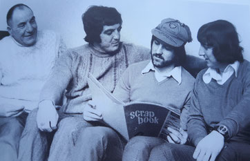 Bobby Latchford mit seinen Brüdern David und Peter und seinem Vater