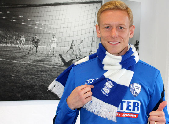 Mikael Forssell wearing the jersey of VfL Bochum an a scarf of BirminghamCity