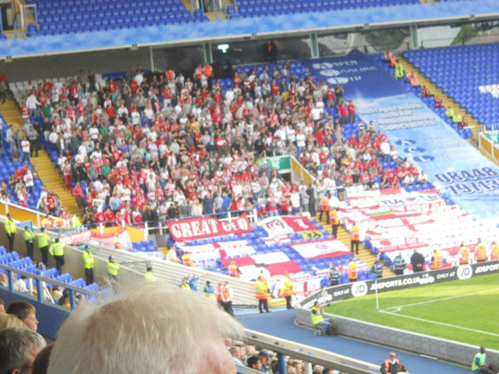 Auswärtsfans aus Antwerpen im Stadion St. Andrew's