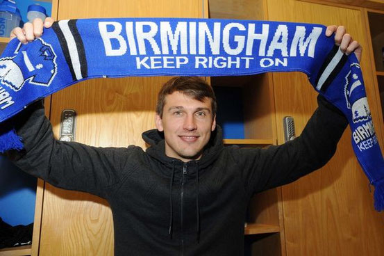 Robert Tesche mit einem Schal von Birmingham City