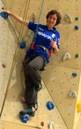 Anke im Trikot von Birmingham City an einer Boulderwand