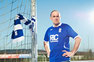 Tom Kleine mit BCFC-Trikot an einem Torpfosten